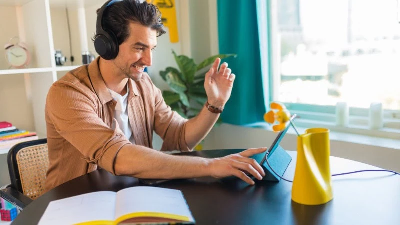 Un homme en train d'optimiser son profil LinkedIn