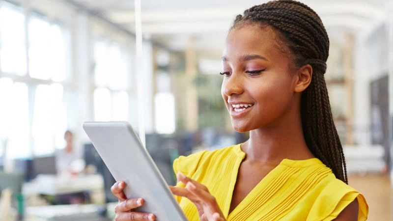 Une femme qui essaye de se lier à des gens sur LinkedIn