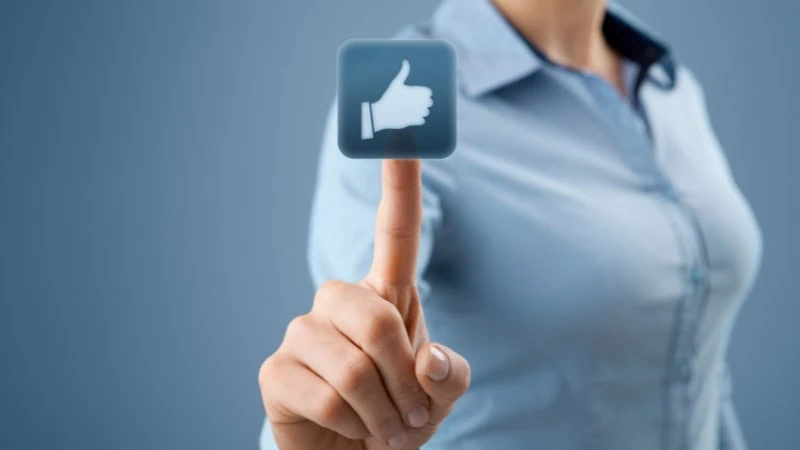 Une femme qui interagit sur une publication d'une autre personne sur LinkedIn