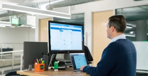 Une personne qui affine sa stratégie LinkedIn