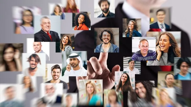 Une personne qui se connecte à d'autres personnes sur LinkedIn